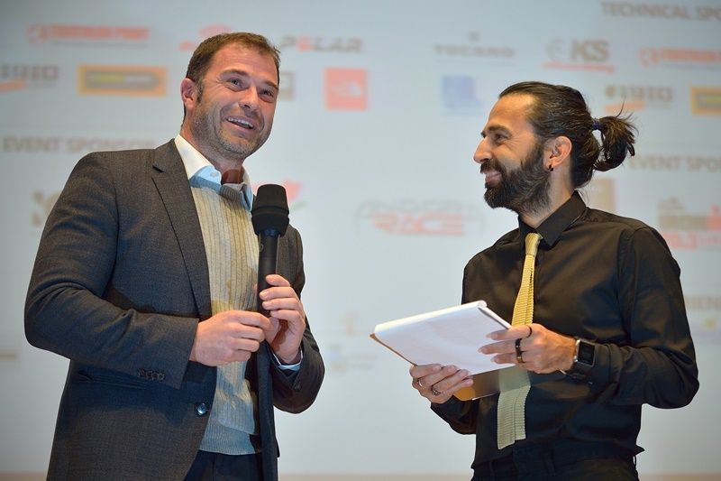 Il "padrone di casa" Antonio Rossi saluta la platea insieme a Dario 'daddo' Nardone, ideatore e conduttore del Gala del Triathlon